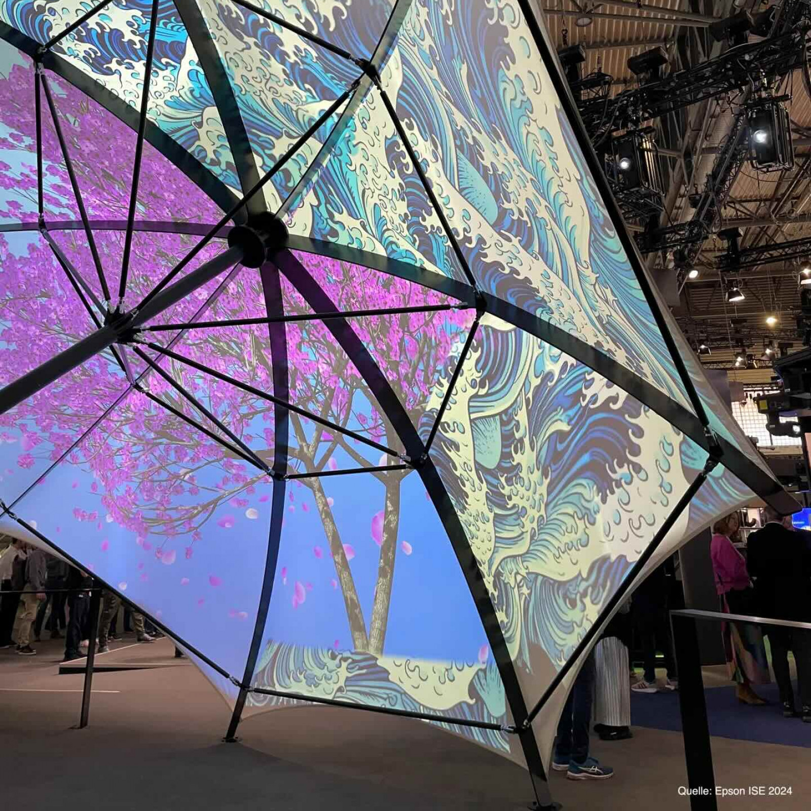 Überdimensionierter Schirm als Mapping Fläche