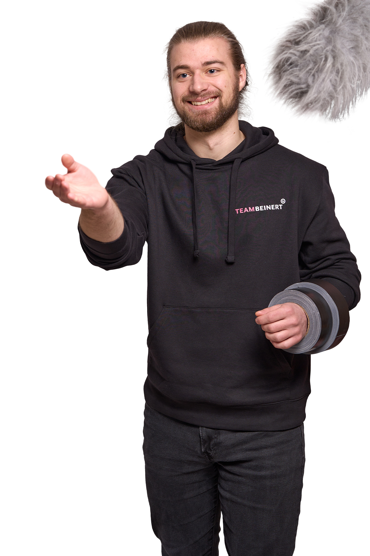 Mitarbeiter, der ein Gaffa-Tape wirft und noch 2 Rollen am Arm trägt. Team Beinert, Animation, 2D, 3D, Virtual Reality, Augmented Reality, VR, AR