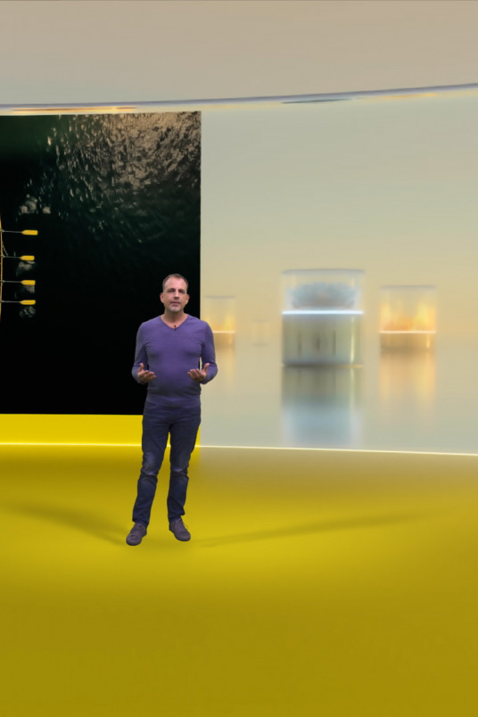 Person präsentiert Inhalte in einem virtuellen 3D-Studio mit eindrucksvollen Hintergrundelementen – ein Beispiel für innovative Videoproduktionstechniken für das Marketing.